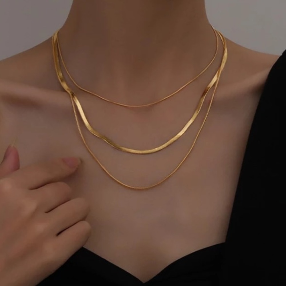 Multilayered snake chain necklace